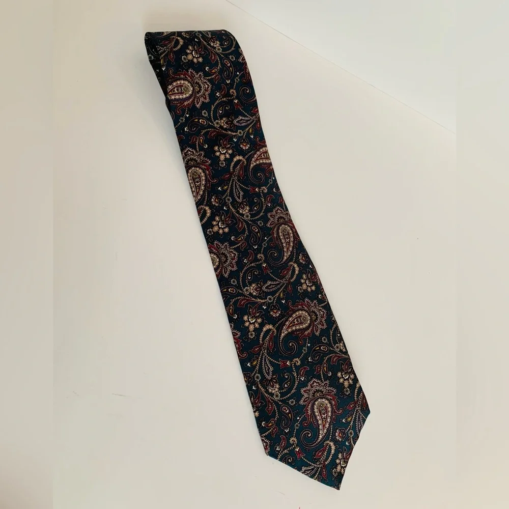 IZOD Paisley Print Silk Tie. Excellent Used Condition! - Picture 2 of 4
